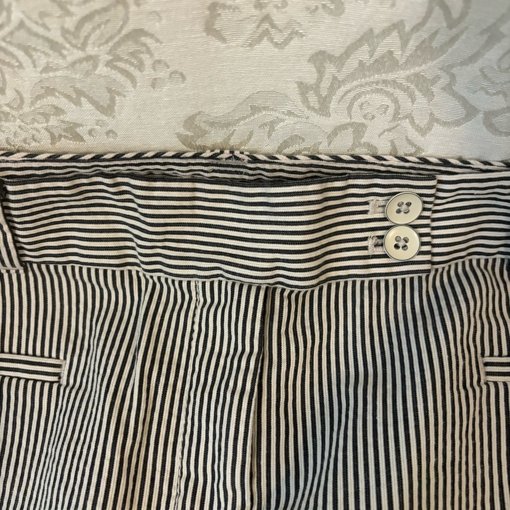 ❤️2/$15 or 3/$21❤️ Ann Taylor Loft Grey/White Seersucker Crop Pants, Size 14 - Picture 4 of 10